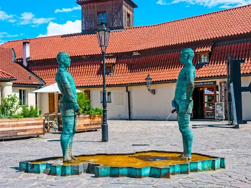 Sousoší čůrajících pánů Davida Černého u Hergetovy cihelny