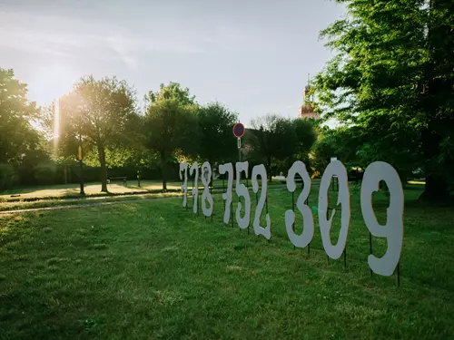 Zavolej! – socha telefonního čísla s hlasem Ester Geislerové v Roudnici nad Labem