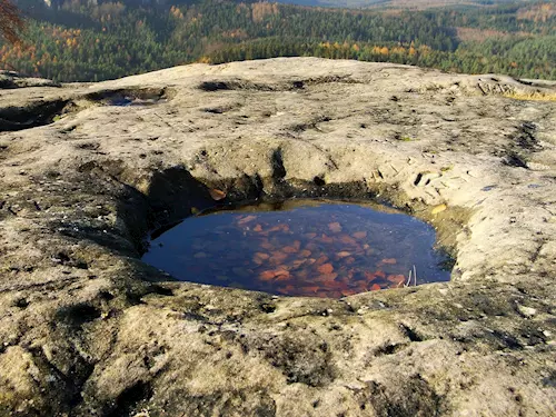 Dutý kámen u Cvikova – pískovcové skály se slunečními hodinami